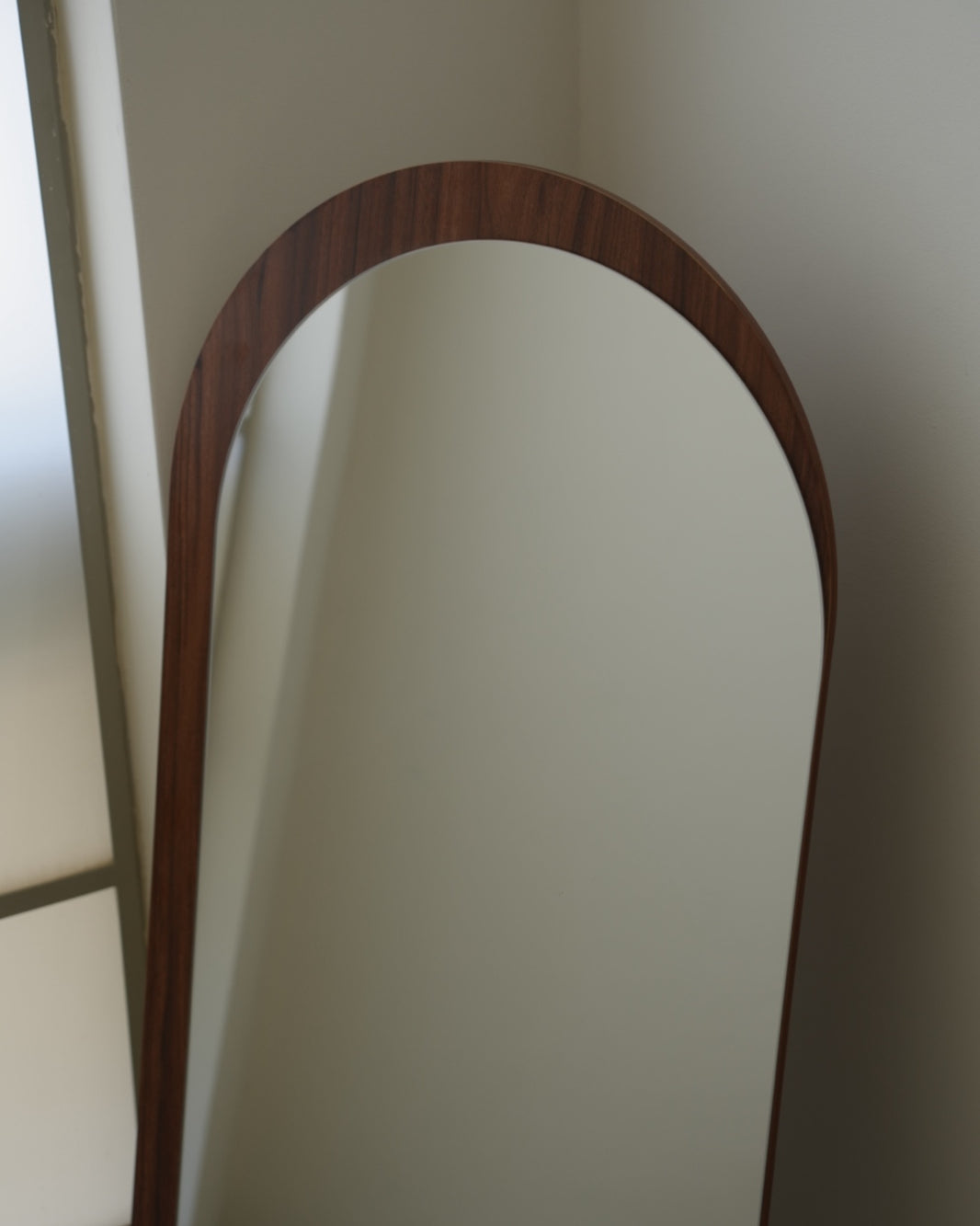 Lori - Walnut